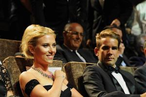 Schwangere Scarlett Johansson feiert mit Burger und Mineralwasser