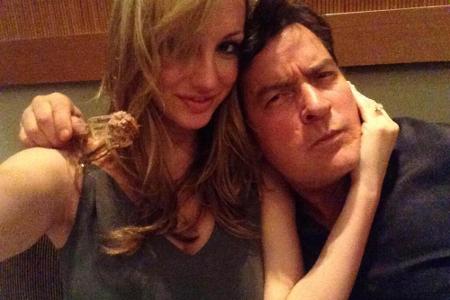 Ein Vorgeschmack auf die Ehe? Charlie Sheen im Würgegriff seiner Verlobten Brett Rossi Ein Vorgeschmack auf die Ehe? Charlie Sheen im Würgegriff seiner Verlobten Brett Rossi