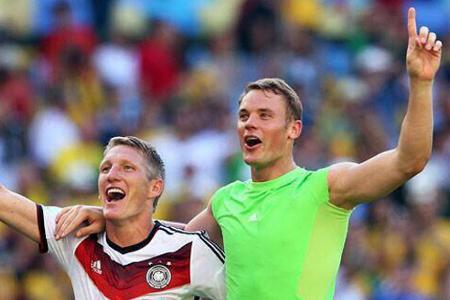 Manuel Neuer (re.) mit Team-Kollege Bastian Schweinsteiger (li.) nach dem Viertelfinal-Sieg über Frankreich