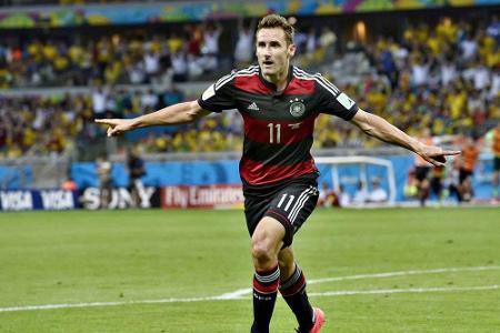 So feiert ein WM-Rekord-Torjäger: Miro Klose nach seinem 16. Treffer bei einer Weltmeisterschaft