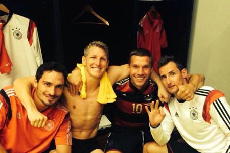 Mats Hummels, Bastian Schweinsteiger, Lukas Podolski und Miro Klose feiern in der Kabine