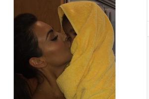 Zum Knutschen! Kardashian-Baby macht erste Schritte