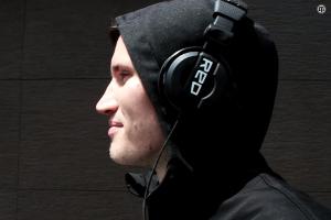 Der Kapuzenpulli wird zum Kopfhörer
