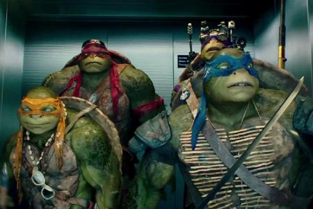 Die vier Helden-Schildkröten stellen sich dem Bösewicht Shredder