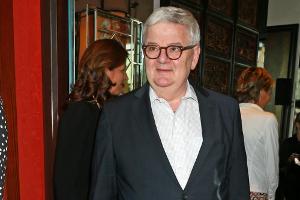 Joschka Fischer mit neuer Brille zum Friedens-Dinner