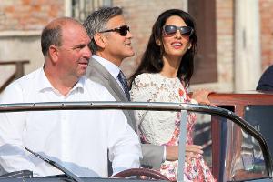 George Clooney (m.) mit seiner Frau Amal und dem Chauffeur Alessandro Greco