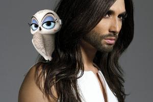 Schneeeule Eva mit ihrer Synchronsprecherin Conchita Wurst