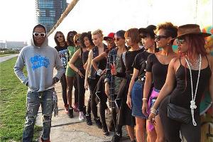 Pharrell Williams vor der Berliner Mauer