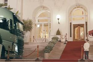 Für LKW-Spot: Hollywood-Regisseur legt Casino-Pagen rein
