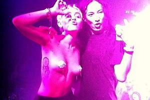 Oben ohne: Miley Cyrus präsentiert ihre Eis-Tüten