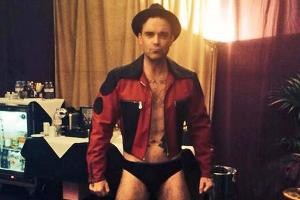 Robbie Williams präsentiert sich in Unterhose