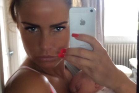 Katie Price kuschelt mit ihrer süßen Tochter Bunny Katie Price kuschelt mit ihrer süßen Tochter Bunny
