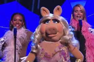Heidi Klum spielt Background-Sängerin für Miss Piggy