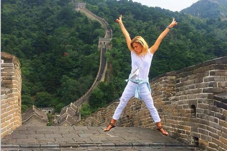 Bar Refaeli hüpft vor Freude auf der Chinesischen Mauer Bar Refaeli hüpft vor Freude auf der Chinesischen Mauer