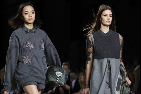 Topshop Unique schickte seine Models für Herbst und Winter 2014 komplett in Grau über den Laufsteg Topshop Unique schickte seine Models für Herbst und Winter 2014 komplett in Grau über den Laufsteg