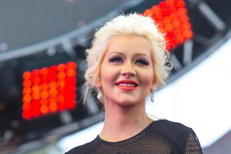Christina Aguilera wird von Gwen Stefani bei Christina Aguilera wird von Gwen Stefani bei