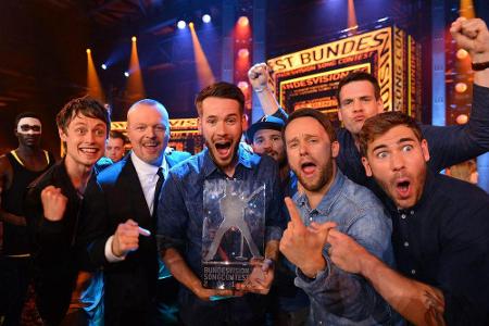 Feiern mit ihrem Pokal und Stefan Raab: Revolverheld aus Bremen Feiern mit ihrem Pokal und Stefan Raab: Revolverheld aus Bremen