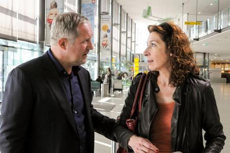 Eben haben Bibi (Adele Neuhauser) und Moritz (Harald Krassnitzer) die Nachricht vom Tod ihres Vaters erhalten Eben haben Bibi (Adele Neuhauser) und Moritz (Harald Krassnitzer) die Nachricht vom Tod ihres Vaters erhalten