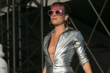 Lily Allen ließ bei ihrem Auftritt tief blicken Lily Allen ließ bei ihrem Auftritt tief blicken