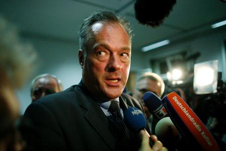 Vom Politiker zum Trash-Promi: Hamburgs Ex-Innensenator Ronald Schill Vom Politiker zum Trash-Promi: Hamburgs Ex-Innensenator Ronald Schill