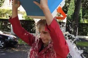 Oliver Pocher stellt Angela Merkel unter die Eisdusche