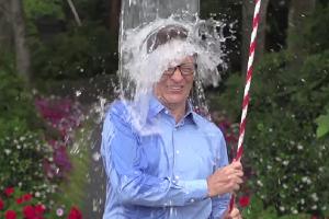 Bill Gates kippt sich Kübel Eiswasser über den Kopf