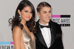 Wer blickt da noch durch? Selena Gomez knutscht Justin Bieber