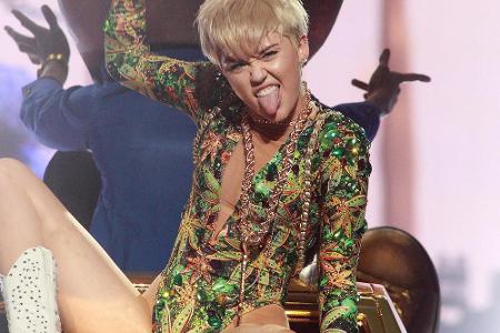 Miley Cyrus posiert gerne auf Autos