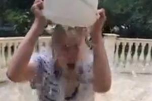 Auch Larissa Marolt gönnt sich eine Eisdusche