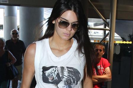 Kendall Jenner am Flughafen in Los Angeles
