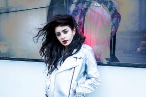 Charli XCX: "Töchter sollten nie auf ihre Väter hören"