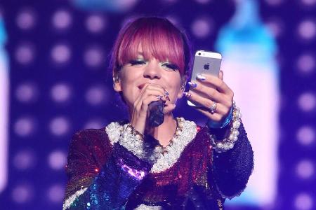 Auch Lily Allen könnte bald schon das neue iPhone 6 auf die Bühne mitnehmen