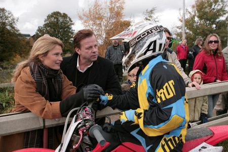 Kommissar Wallander (K. Henriksson, 2.v. links) gratuliert Elias (N. Waldfogel, 3.v.links) zu seinem Sieg im Motocross-Rennen Kommissar Wallander (K. Henriksson, 2.v. links) gratuliert Elias (N. Waldfogel, 3.v.links) zu seinem Sieg im Motocross-Rennen