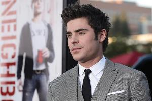 Hängt Zac Efron wieder an der Flasche?