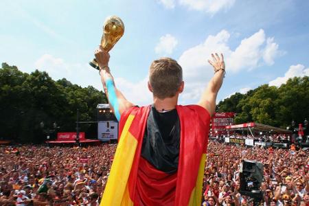 Vom Feierbiest das Partymachen gelernt: Weltmeister Bastian Schweinsteiger feiert mit den deutschen Fans den Titel in Berlin