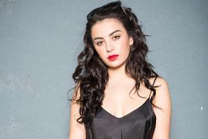 Charli XCX bei den VMAs: Freiheit für Brüste