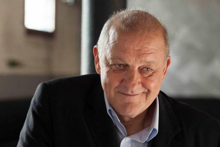 Georg Wilsberg (Leonard Lansink) tauscht die Dienstwaffe gegen das Smartphone Georg Wilsberg (Leonard Lansink) tauscht die Dienstwaffe gegen das Smartphone