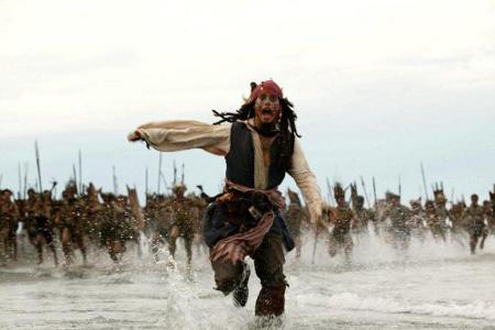 Steckt wie gewöhnlich in Schwierigkeiten: Captain Jack Sparrow (Johnny Depp) Steckt wie gewöhnlich in Schwierigkeiten: Captain Jack Sparrow (Johnny Depp)