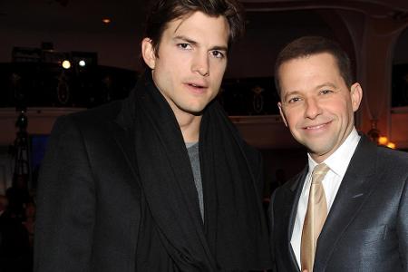 Ashton Kutcher (l.s) und Jon Cryer bei einer Veranstaltung in Beverly Hills