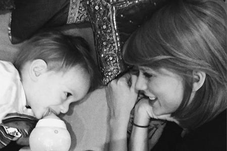 Da geht einem doch das Herz auf: Taylor Swift und ihr junger Bekannter lächeln sich glücklich an Da geht einem doch das Herz auf: Taylor Swift und ihr junger Bekannter lächeln sich glücklich an