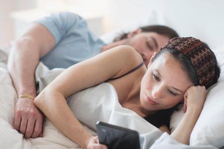 Vorsicht beim Lesen im Bett: Helle E-Book-Reader können den Schlaf beeinträchtigen Vorsicht beim Lesen im Bett: Helle E-Book-Reader können den Schlaf beeinträchtigen