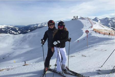 Mario Götze und Ann-Kathrin Brömmel haben Spaß im Skiurlaub Mario Götze und Ann-Kathrin Brömmel haben Spaß im Skiurlaub