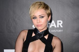 In diesem Outfit sollte Miley Cyrus sich lieber nicht bei Maria Shriver blicken lassen