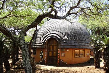 Traditionelle Hütte mit afrikanischer Einrichtung in Shakaland