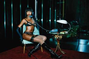 Naomi Campbell modelt in verführerischen Dessous
