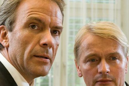 Rechtsanwalt Dr. Lessing (Paul Frielinghaus, l.) hat mit der Verteidigung von Ingmar Schulz (Horst Kotterba, r.) einen kompl... Rechtsanwalt Dr. Lessing (Paul Frielinghaus, l.) hat mit der Verteidigung von Ingmar Schulz (Horst Kotterba, r.) einen kompl...