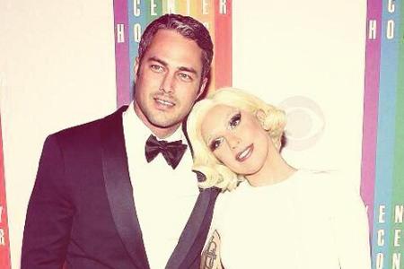 Ein seltener Anblick: Lady Gaga mit ihrem Freund Taylor Kinney auf dem roten Teppich beim Kennedy-Preis Ein seltener Anblick: Lady Gaga mit ihrem Freund Taylor Kinney auf dem roten Teppich beim Kennedy-Preis