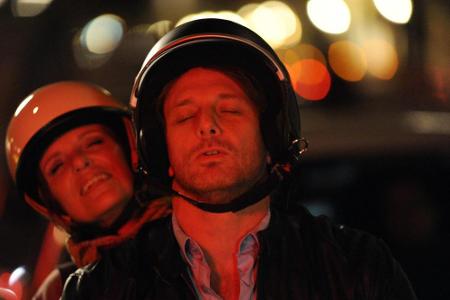 Charlotte (Ulrike Kriener) und Thomas (Hendrik Duryn, re.) auf der Vespa Charlotte (Ulrike Kriener) und Thomas (Hendrik Duryn, re.) auf der Vespa