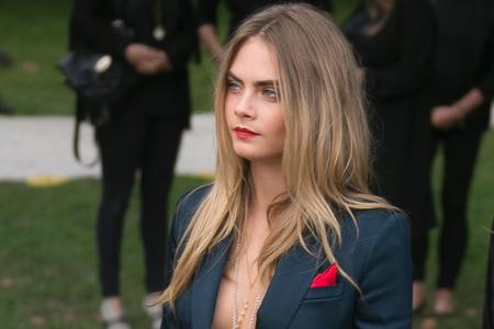 Top vergessen? Vermutlich nicht, wär aber auch egal, denn sie kann alles tragen: Cara Delevingne bei der London Fashion Week... Top vergessen? Vermutlich nicht, wär aber auch egal, denn sie kann alles tragen: Cara Delevingne bei der London Fashion Week...