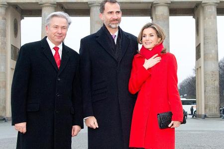 Klaus Wowereit mit dem spanischen Königspaar vor dem Brandenburger Tor